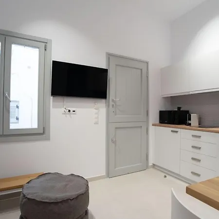 Minimal House In The Heart Of Paroikia *